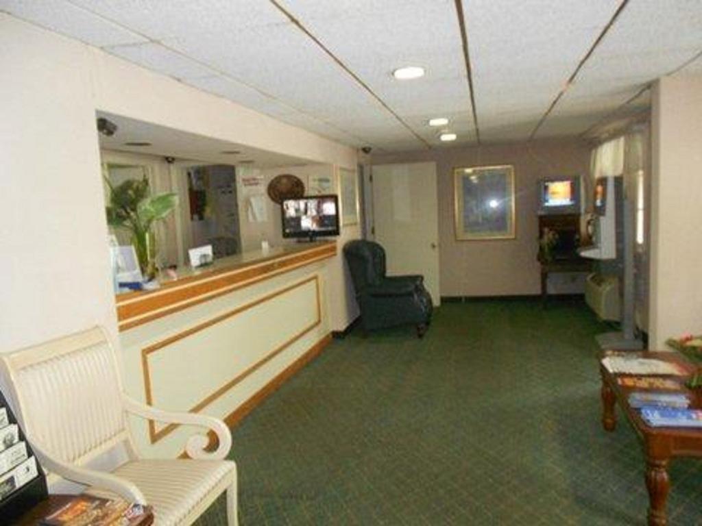 Economy Inn Wall Interior photo